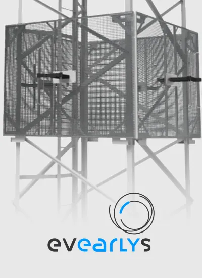 EVEARLYS-Logo über den Antennen des Interferometers